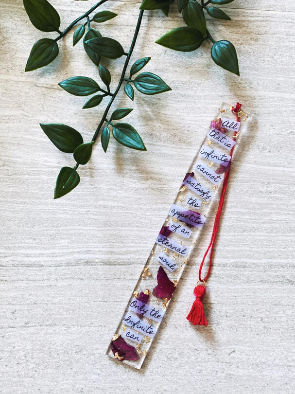 Rose petals with gold foil flakes! All-time favourite mix. (To note: rose petals may change colour overtime)